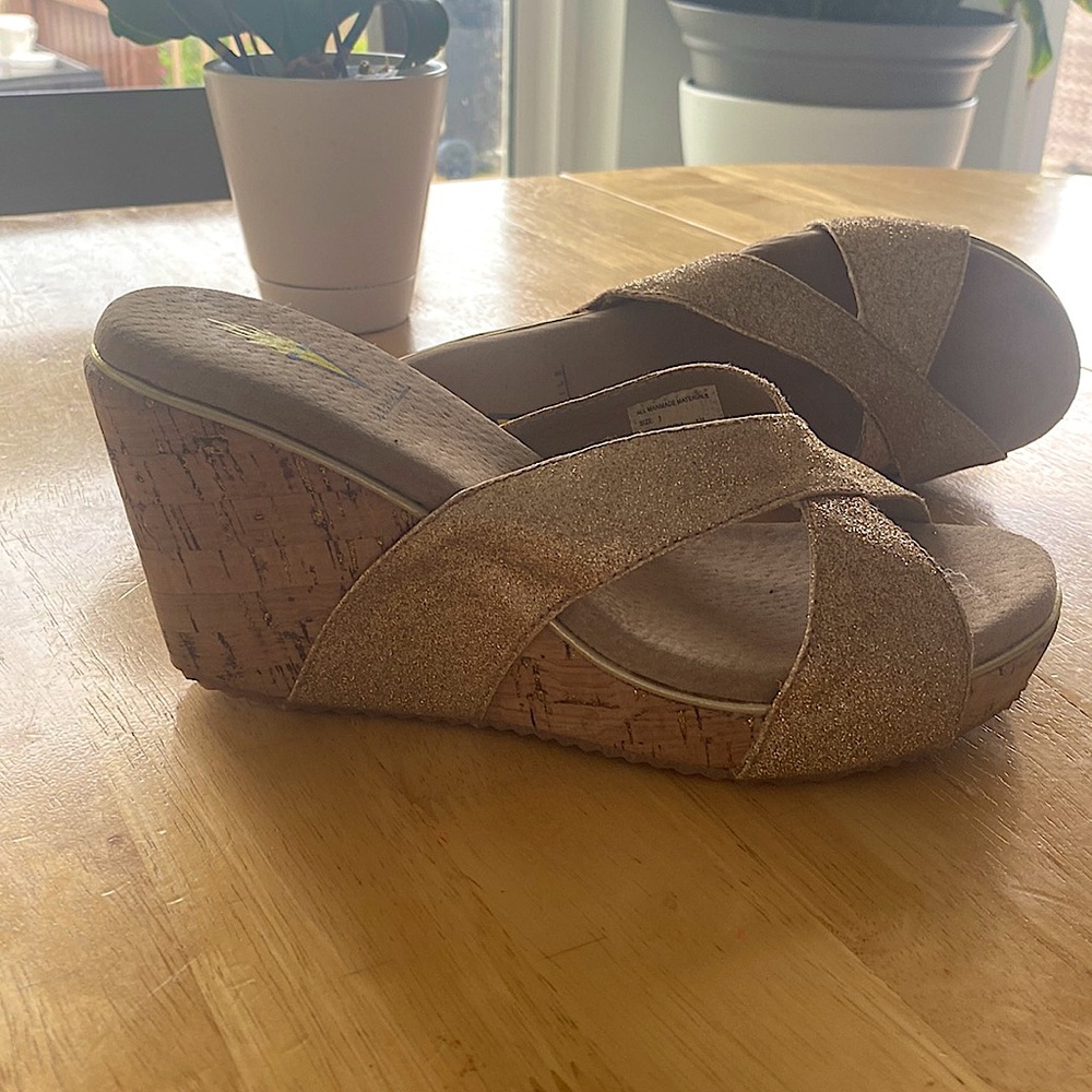 Volatile sandal. Gold. Size 7